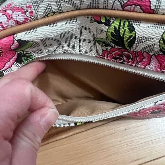 Giani Bernini White Rose Block Signature Floral Butterfly crossbody bag - Picture 5 of 8